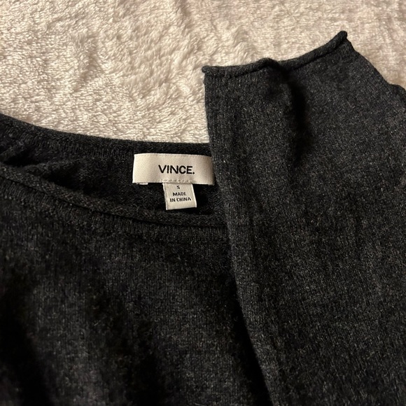 Vince Cashmere Wool Blend Shirttail Sweater in
Charcoal Gray. Women's Small - Picture 4 of 5